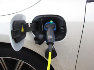 E-Auto wird geladen mit Strom