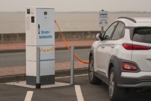 E-Tankstelle mit Auto und Säule